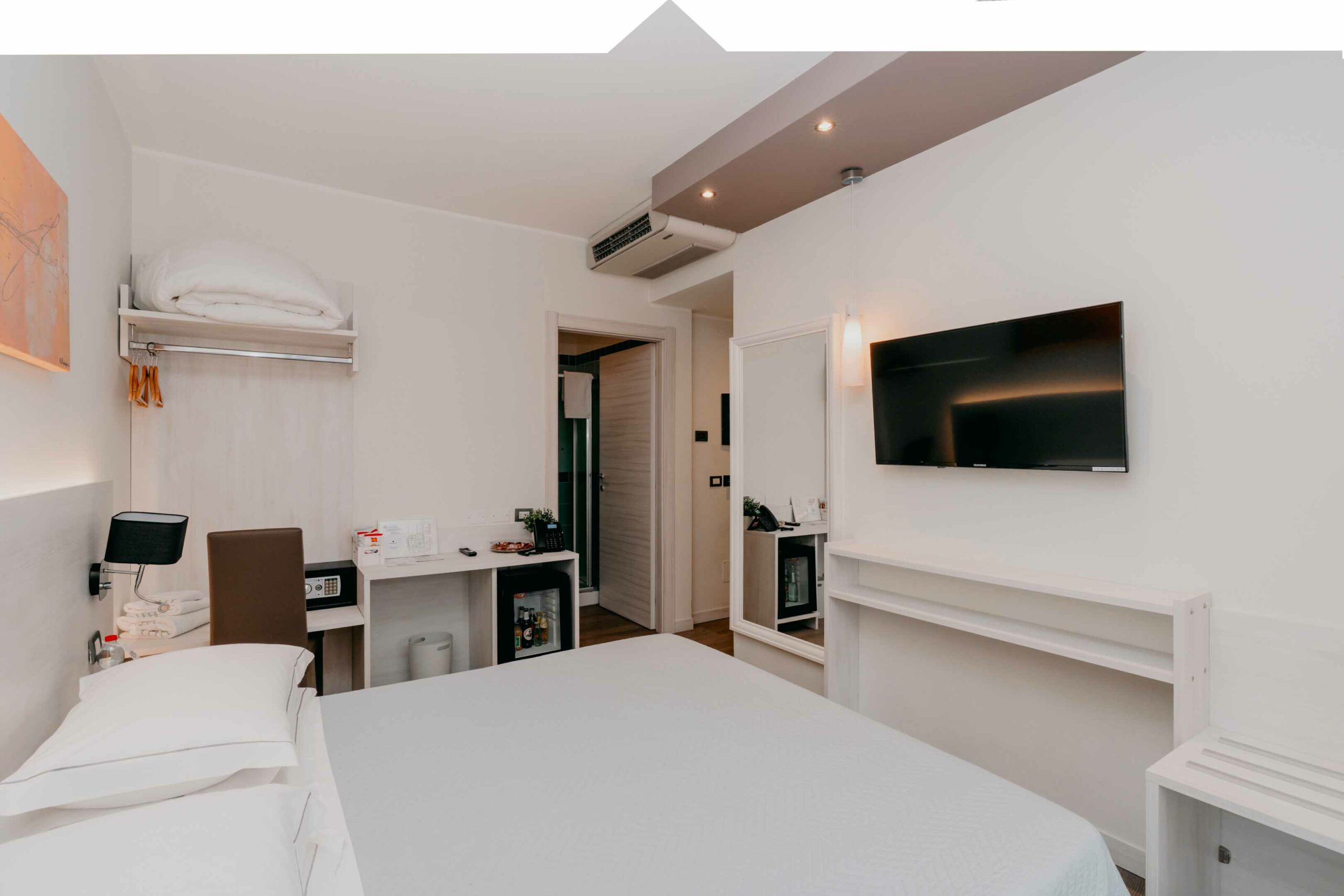 tv in camera | Confidence Hotel Suzzara